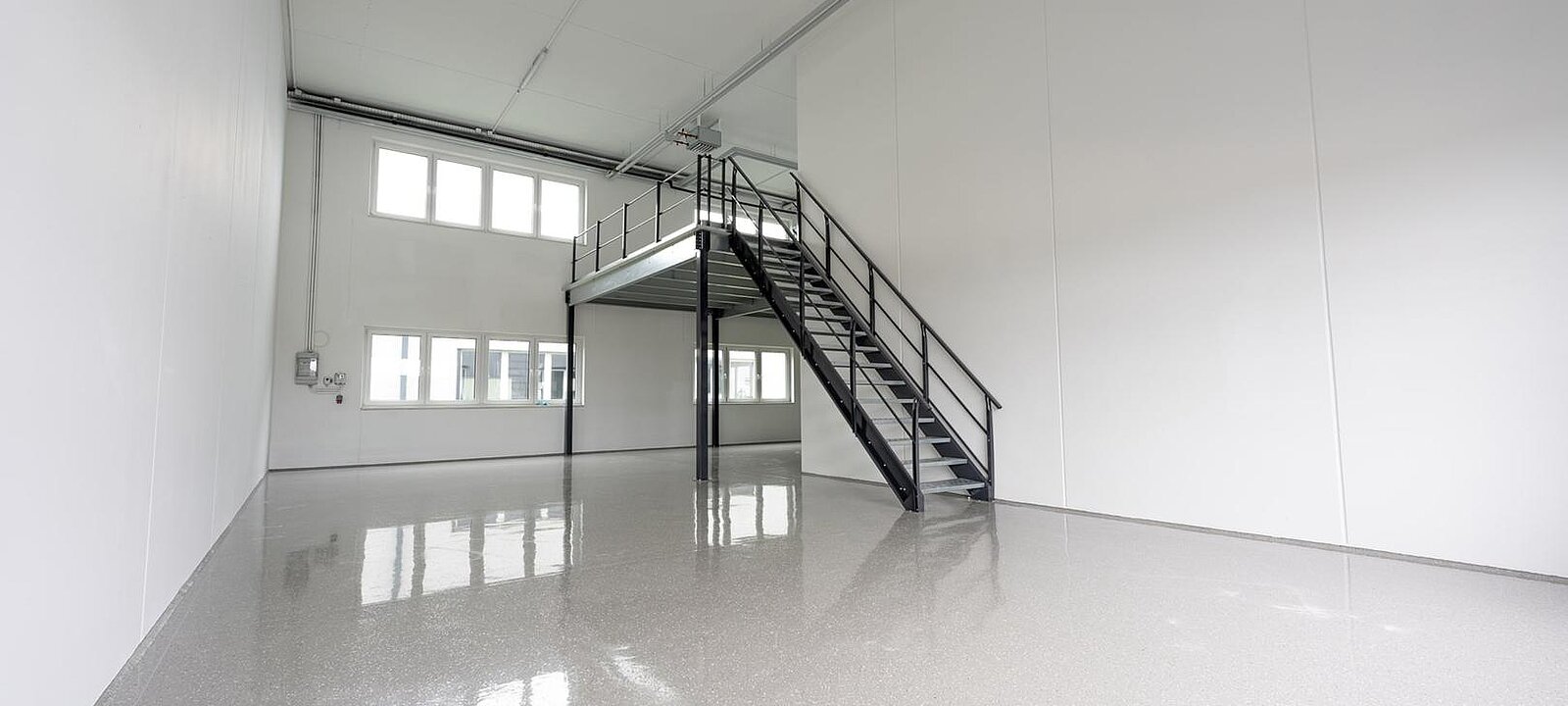 Rolltor von innen (Symbolfoto) Rolltor von innen (Symbolfoto)