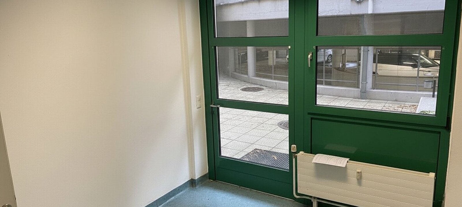 Mit Ausgang zu kleinem Hof! Mit Ausgang zu kleinem Hof!