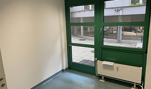 Mit Ausgang zu kleinem Hof!