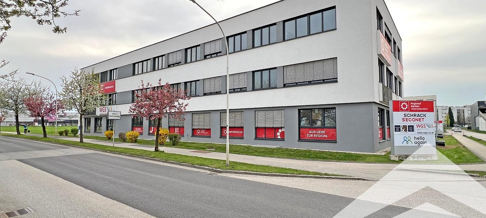 Gebäudeansicht mit Werbeflächen Gebäudeansicht mit Werbeflächen