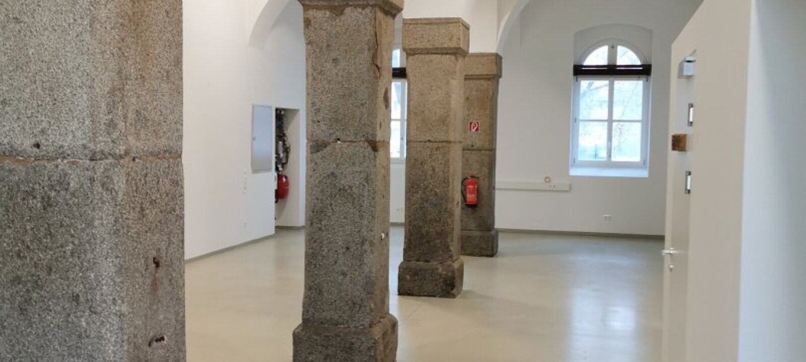 Gewerbefläche mit Gewölbe und Granitsäulen