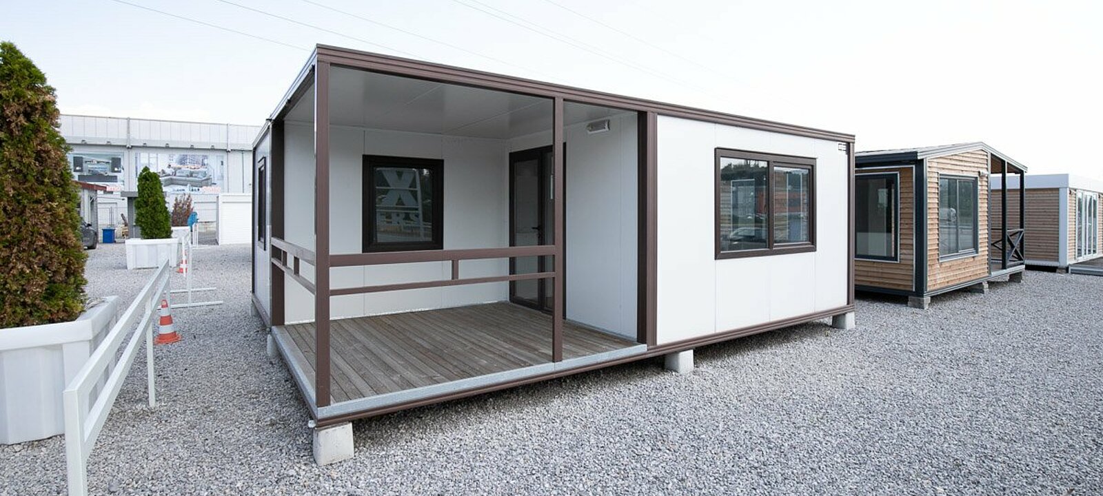 Aussenansicht - Moderner Bürocontainer mit Terrasse Badezimmer und Küche Miete Perwang am Grabensee