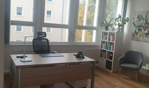 Trainingsraum 4 Beispielbüromöbeln_KI_generiert