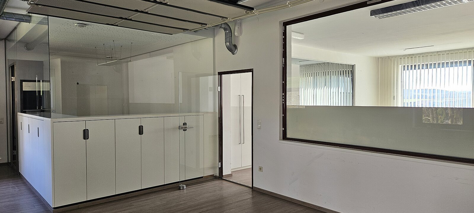 Büro 2 mit Besprechungsbereich