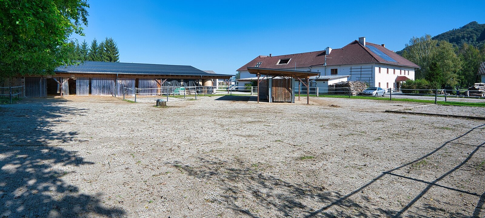 Blick auf Vierkanter_Freifläche_Aktivställe_Futterstation und Reithalle DSC_8455