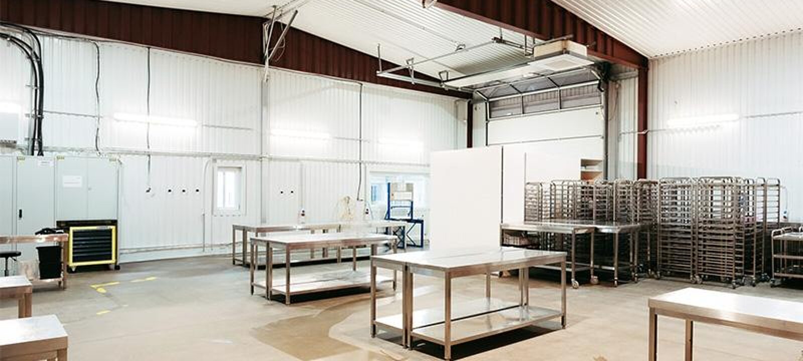 mit rund 400 m² Produktionshalle mit rund 400 m² Produktionshalle