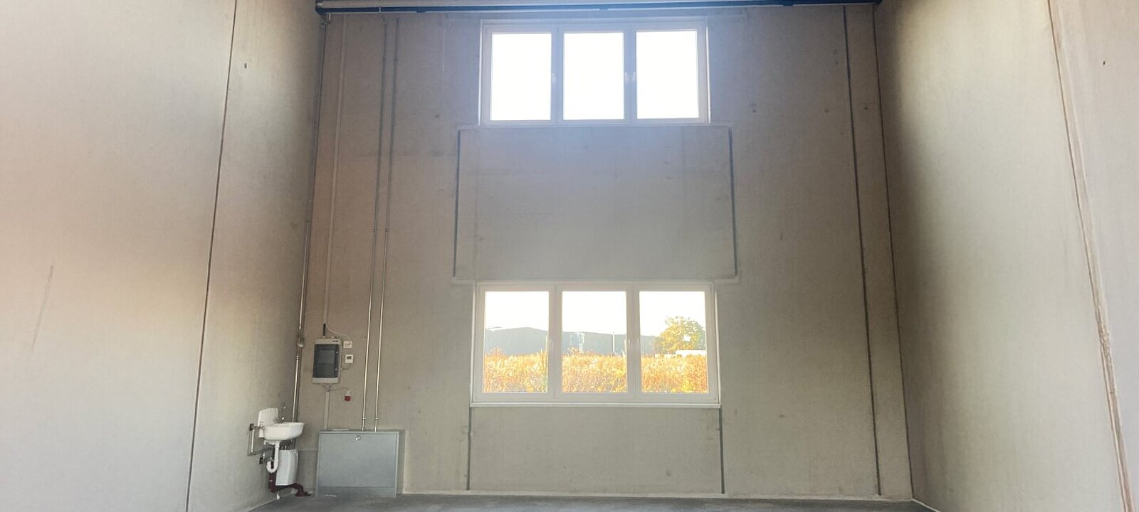 Musterbild Halle leer