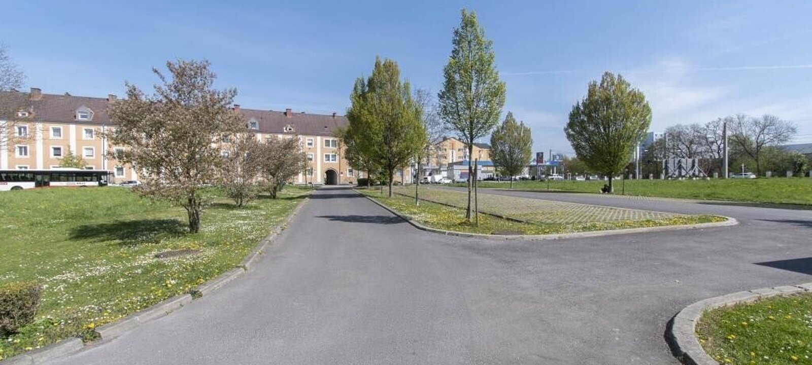 Zufahrt & Parkplätze