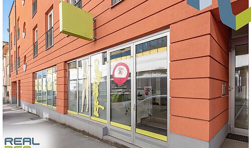 Straßenansicht des Geschäftslokals