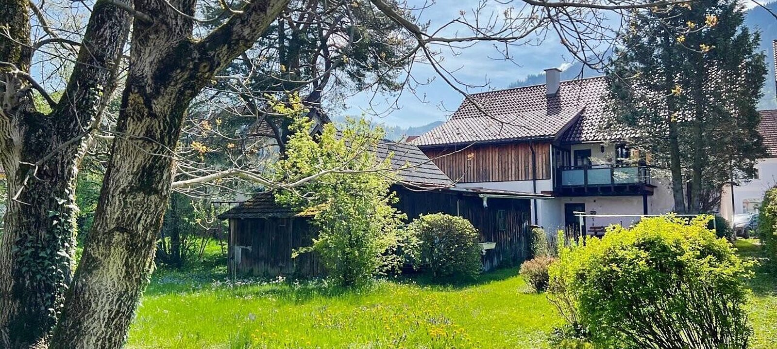 Balkon mit Blick in den eigenen Garten