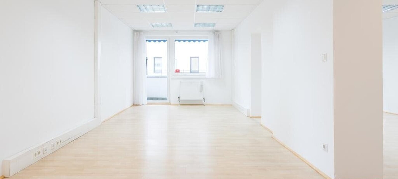 offen gestaltete Bürofläche mit Loggia offen gestaltete Bürofläche mit Loggia