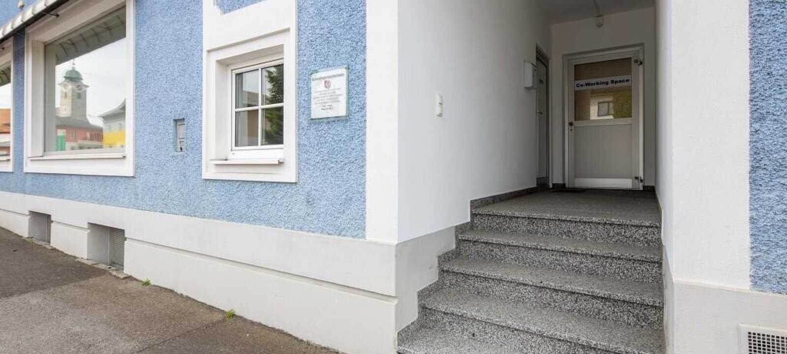 der straßenseitige Eingang der straßenseitige Eingang