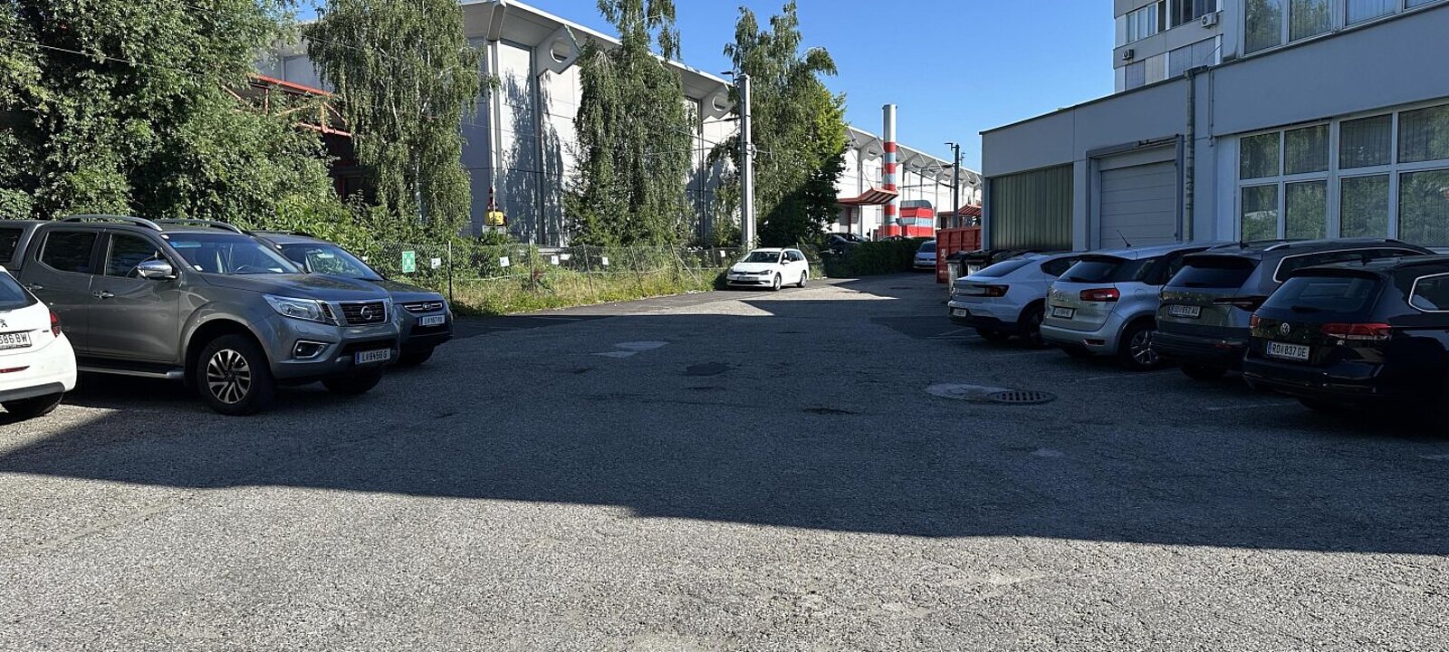 PKW-Stellplätze für Mitarbeiter anmietbar PKW-Stellplätze für Mitarbeiter anmietbar