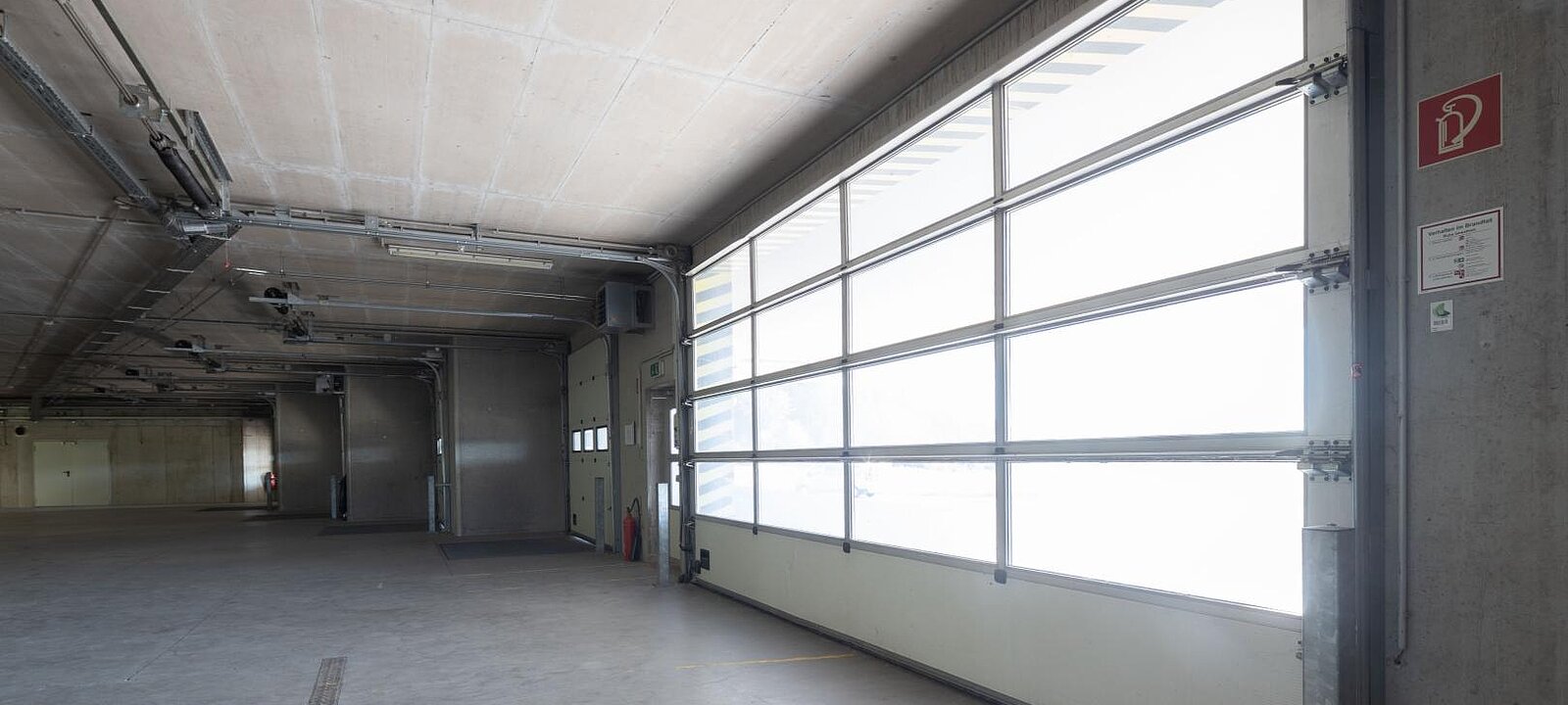 riesiges Einfahrtstor in die Halle