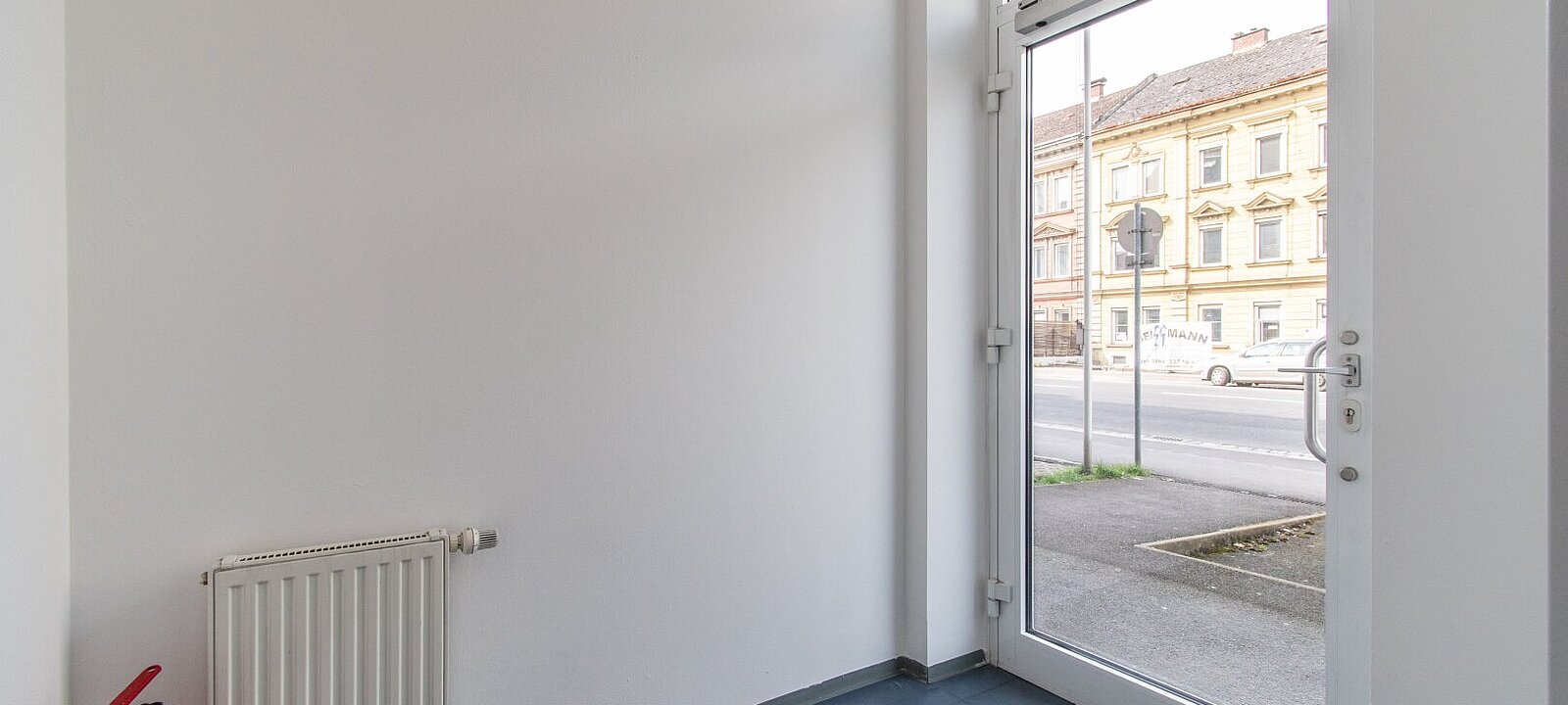 Straßenseitiger Eingang