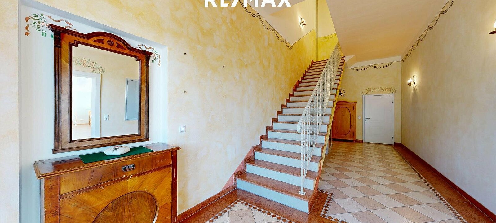 Stiegenaufgang ins Obergeschoss