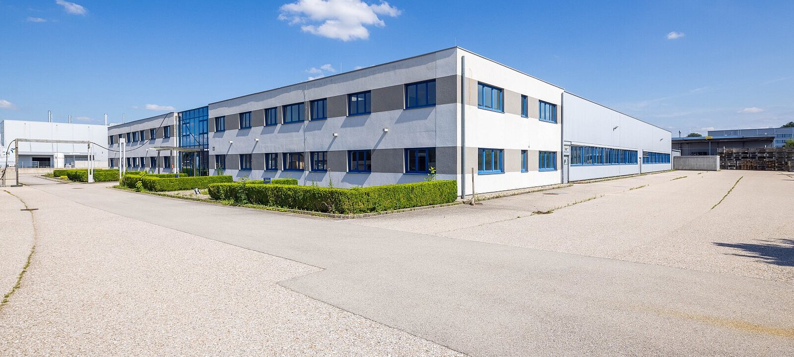 Rund 100 PKW-Stellplätze