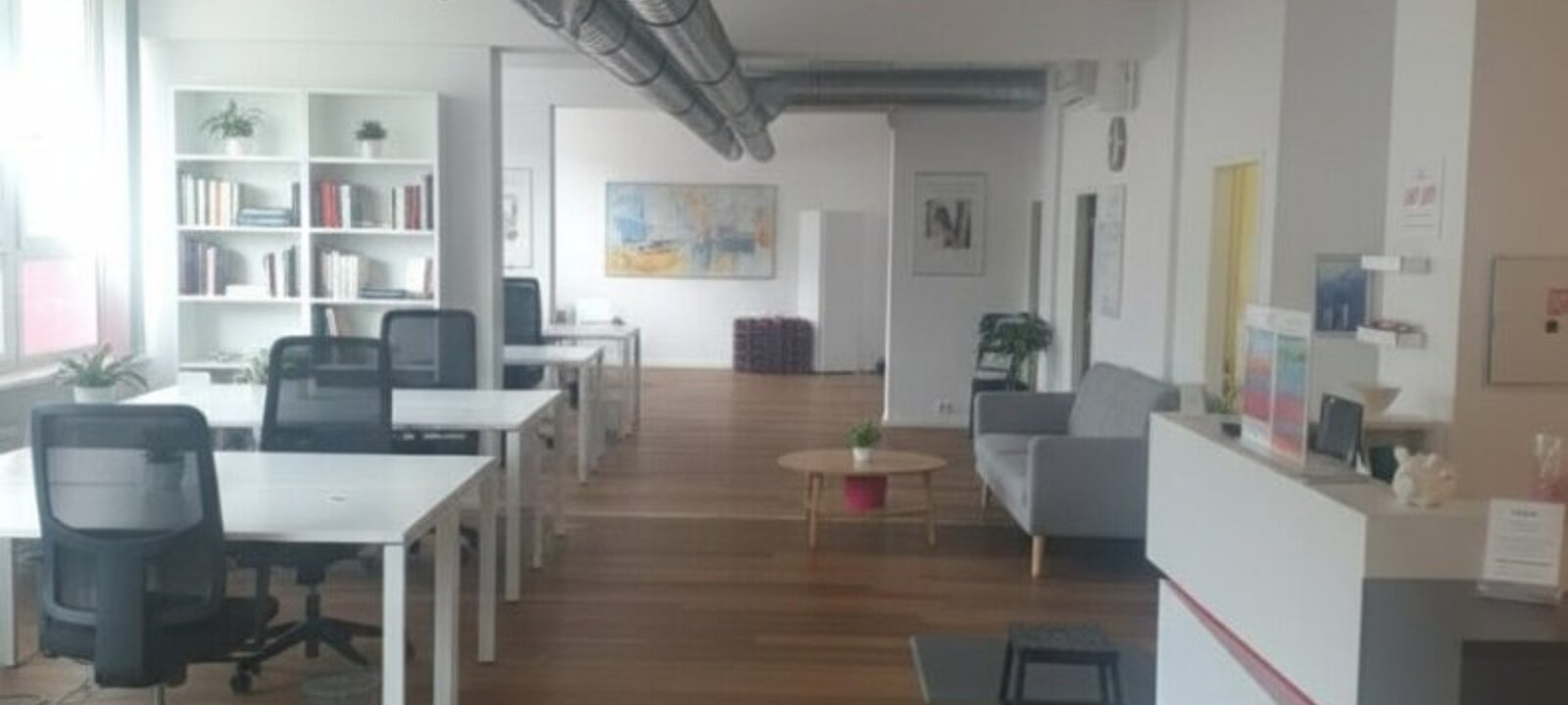 Großraumbüro KI-generiert