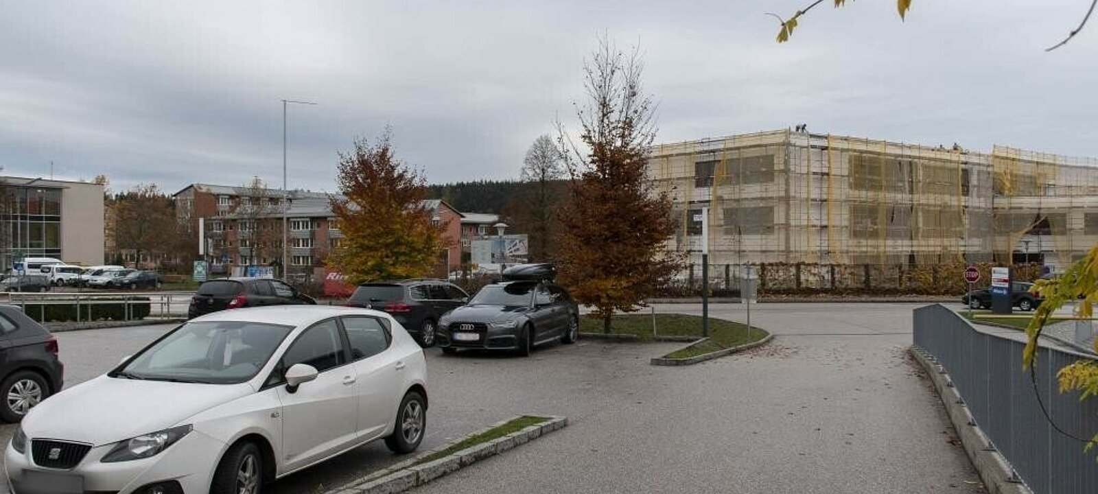 Parkplätze und Zufahrt