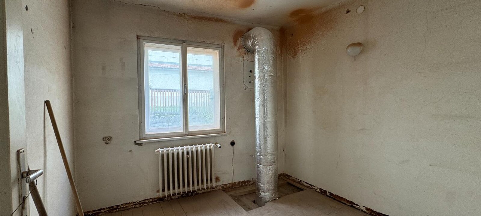 Besprechungsraum vor Renovierung Besprechungsraum vor Renovierung