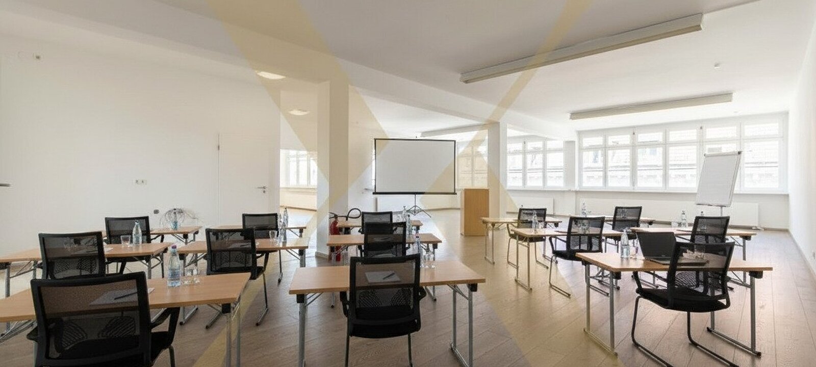 Schulungsraum - KI möbliert