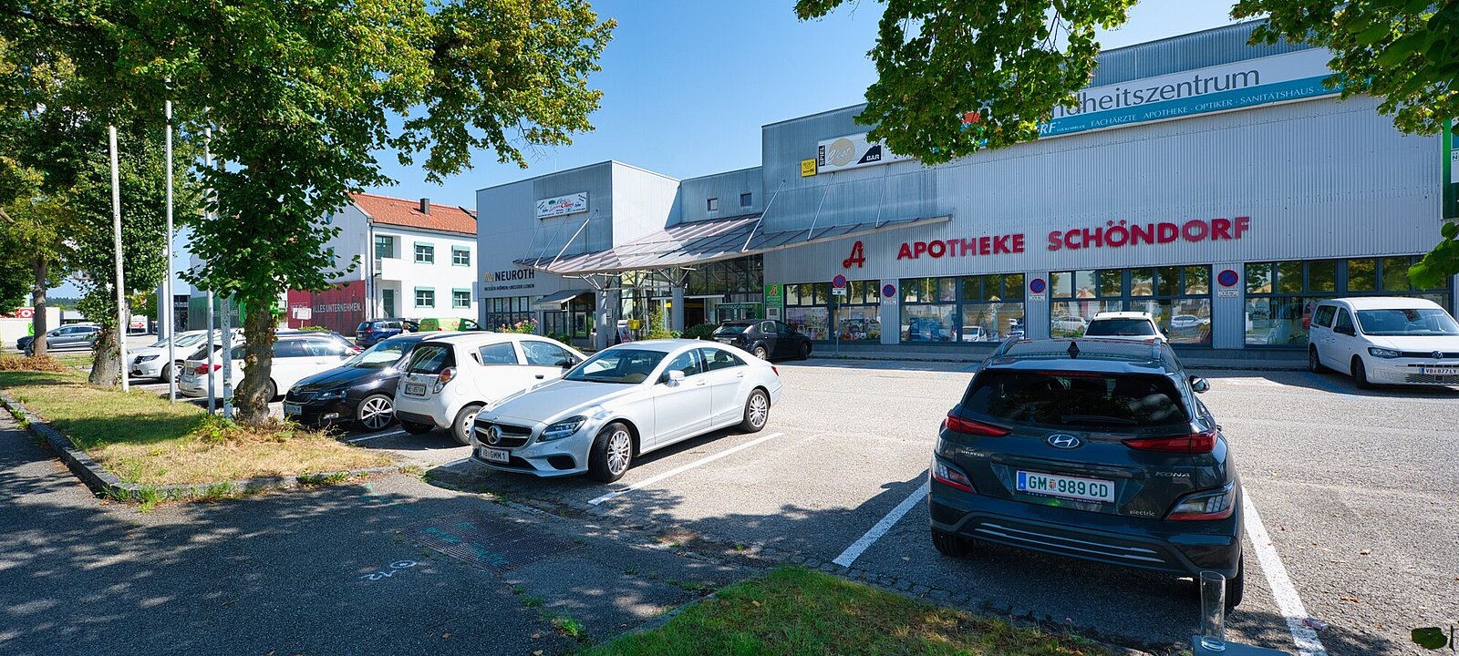 Außenansicht mit Parkplätzen DSC_6989 Außenansicht mit Parkplätzen DSC_6989