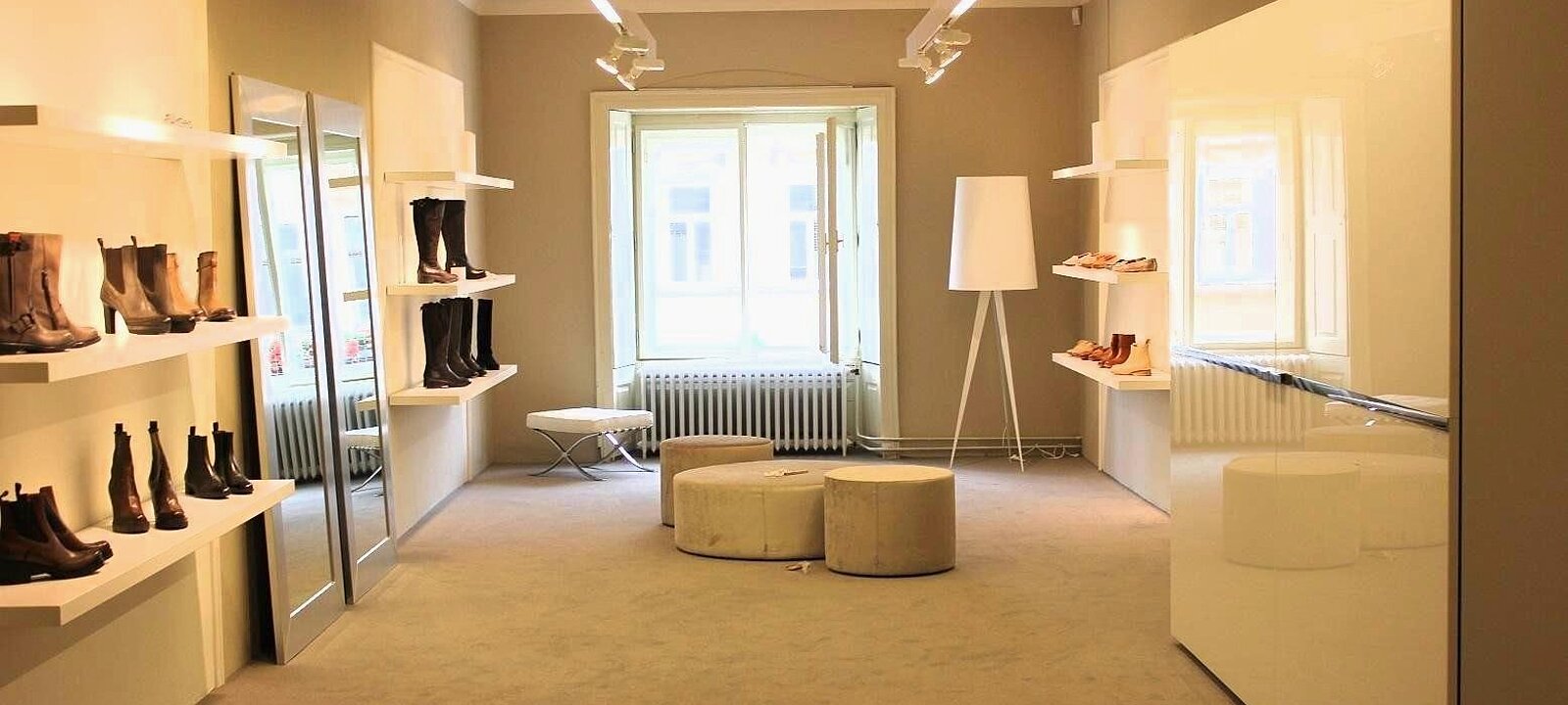 Geschaft-Innenansicht-04- Bespielfoto