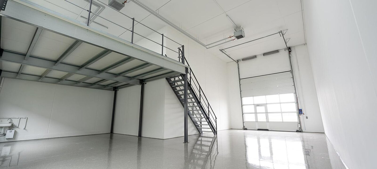 Einrichtungsbeispiel mit Bühne Einrichtungsbeispiel mit Bühne