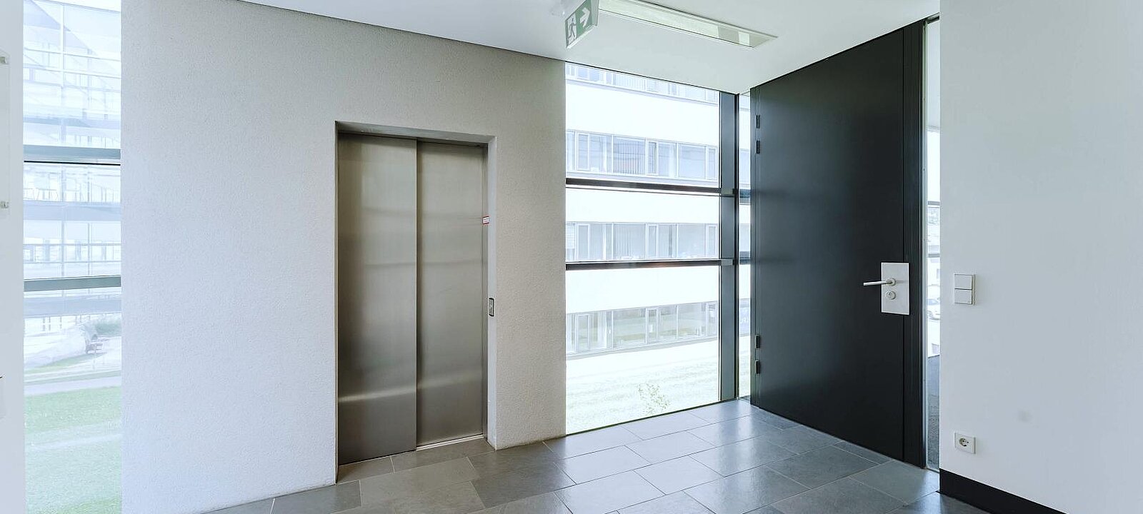 Stiegenhaus mit Eingang und Lift