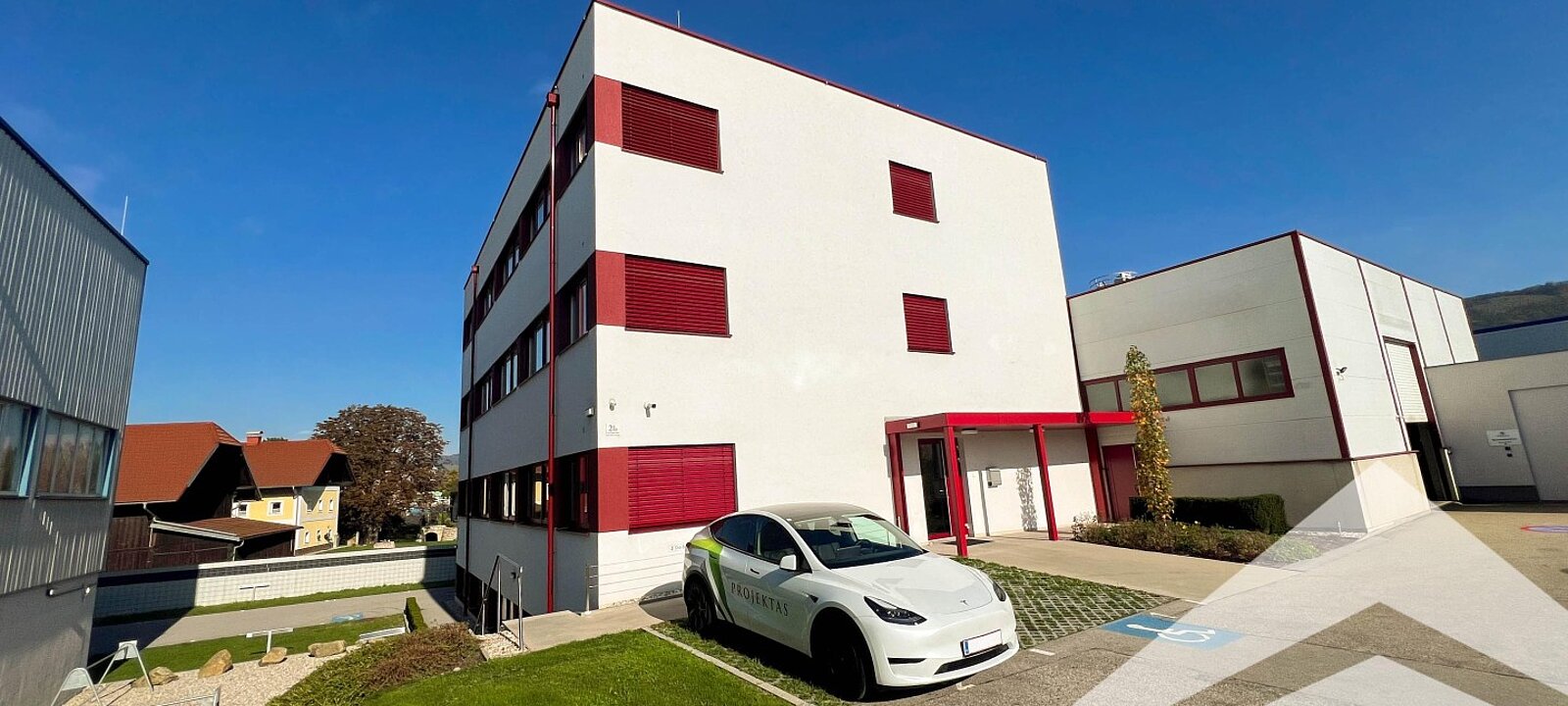 Gebäudeaussenaufnahme/Besucherparkplatz Gebäudeaussenaufnahme/Besucherparkplatz