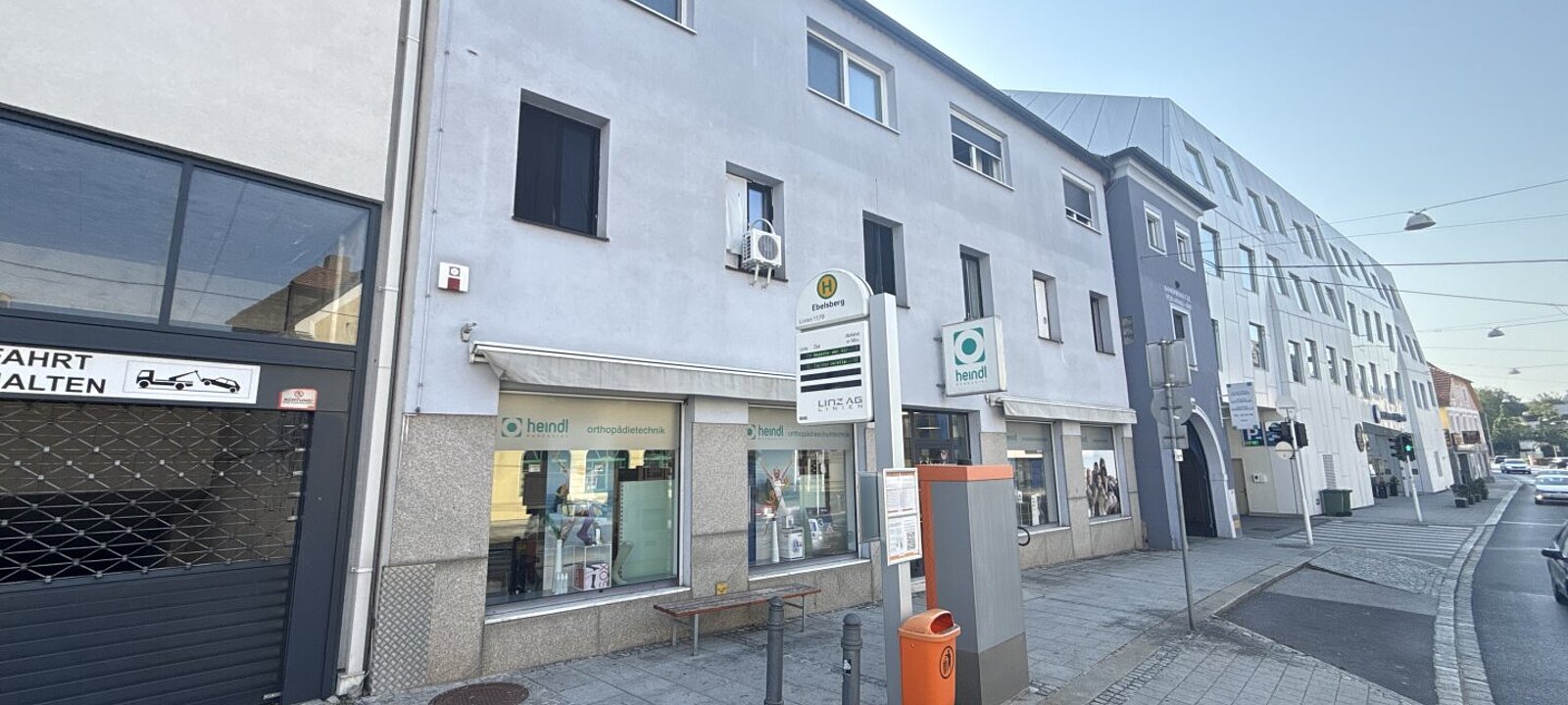 Zinshaus + Bushalterstelle vor Tür Zinshaus + Bushalterstelle vor Tür