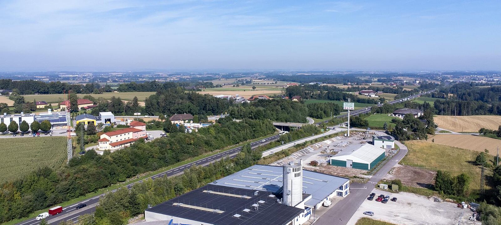 direkt an der A9 - unmittelbar an der Auf-/Abfahrt